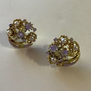 Vintage  Lisner Smokey Aurora Cluster Rhinestone Screw On Earrings. Gold Tone